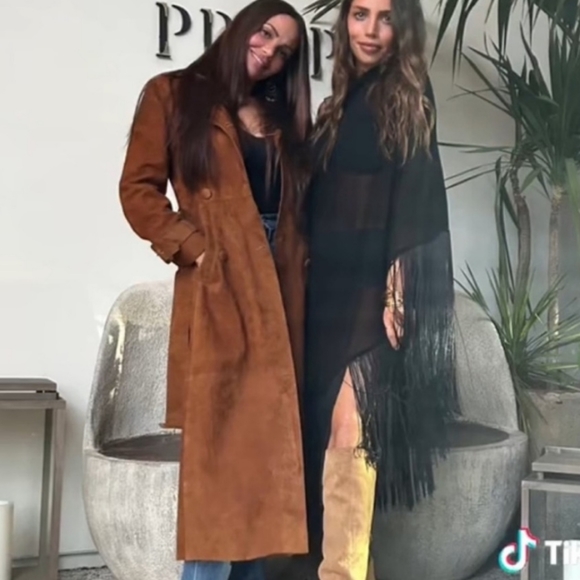 ZARA MESH FRINGED GAUZE CAPE
High collar cape with multi-positional tie detail. - Picture 4 of 13